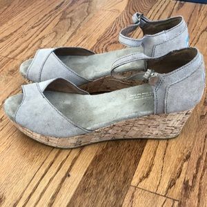 Tom’s nude suede wedges